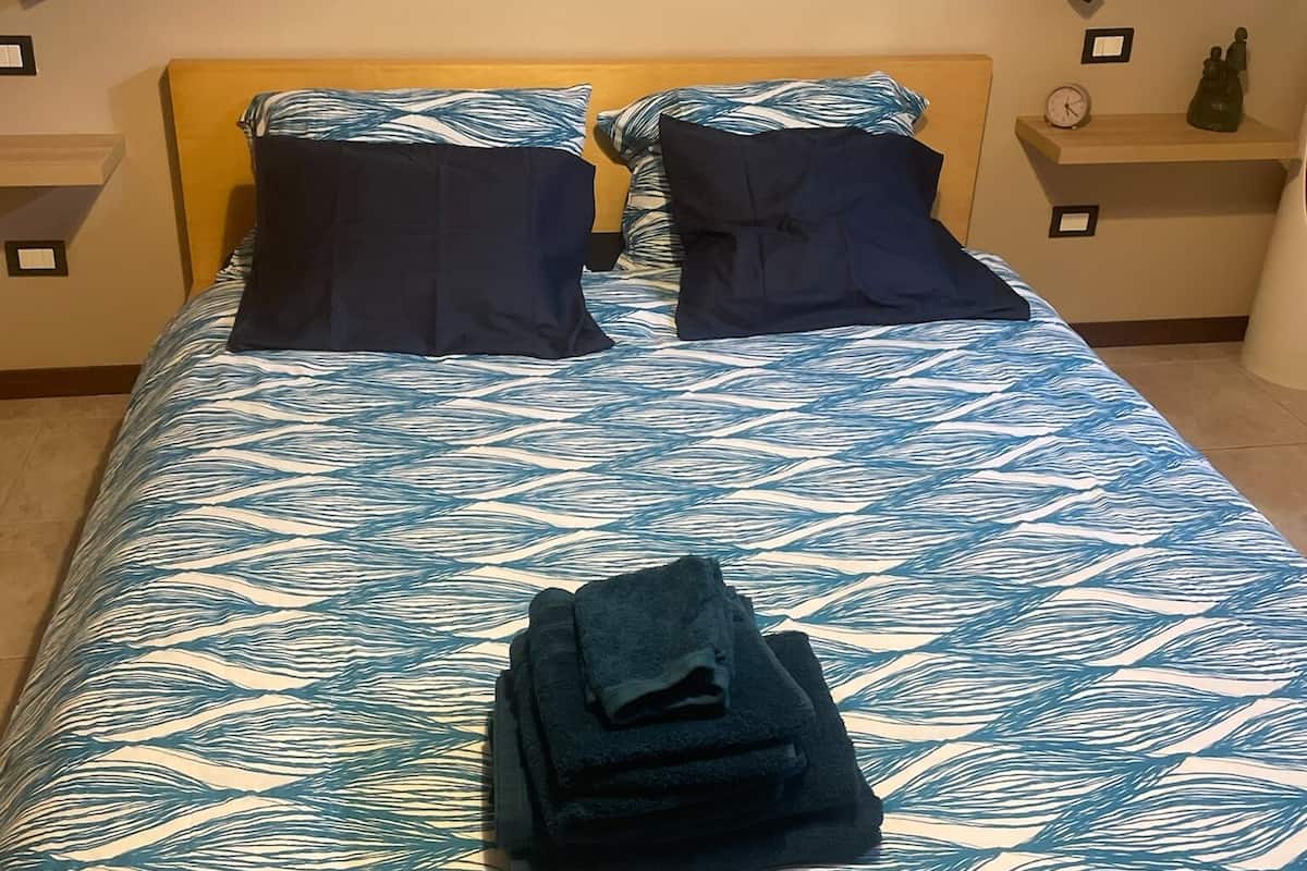 Quarto quádruplo família, varanda, vista para o jardim | Cofres nos quartos, Wi-Fi de cortesia