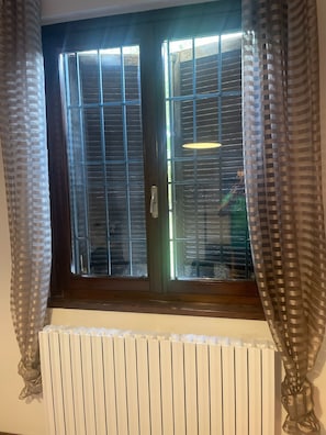Quarto quádruplo família, varanda, vista para o jardim | Cofres nos quartos, Wi-Fi de cortesia