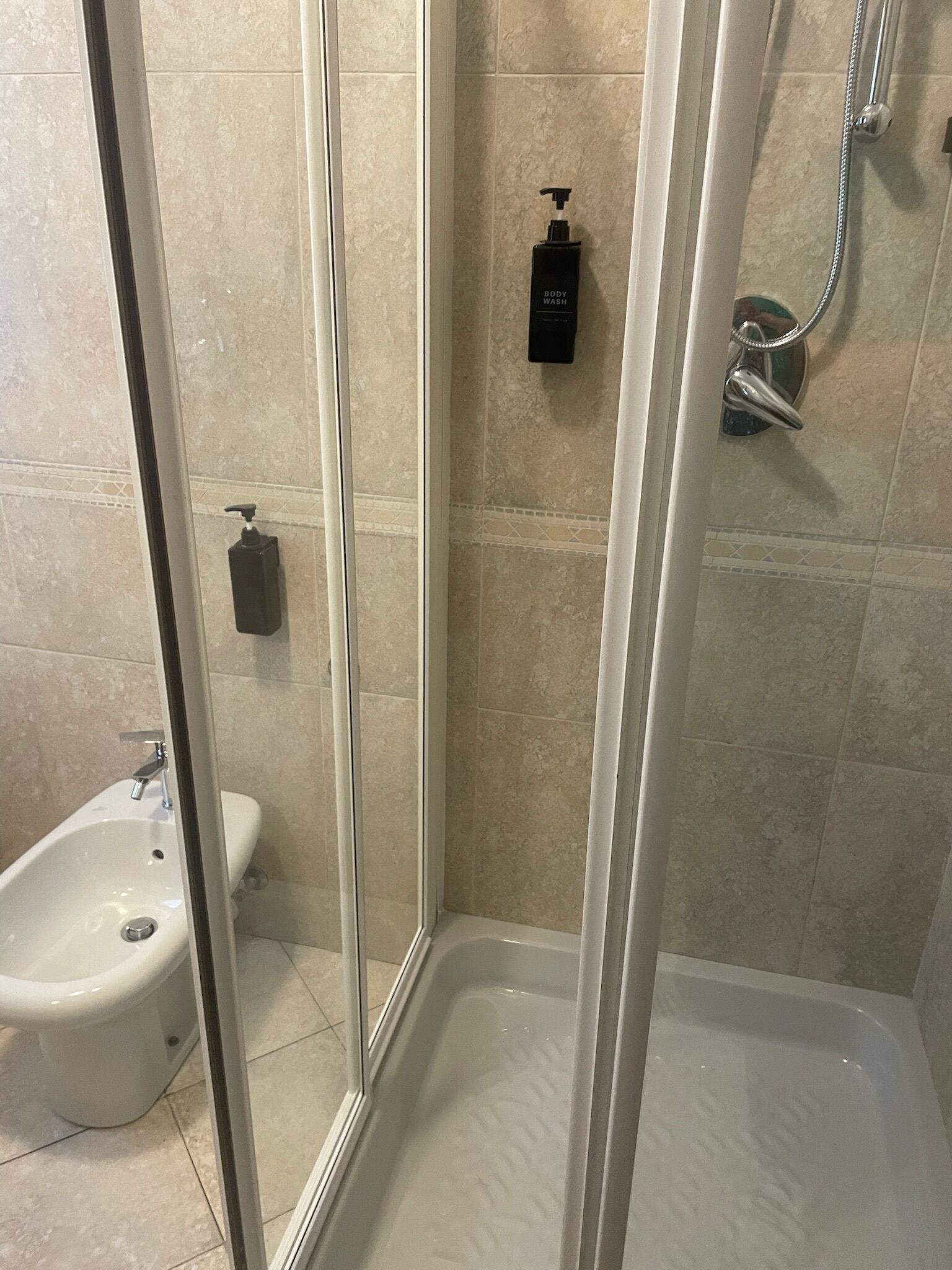 Deluxe vierpersoonskamer, 1 slaapkamer, patio, uitzicht op tuin | Badkamer