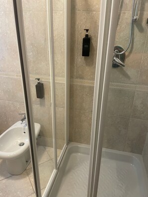 Habitación cuádruple Deluxe, 1 habitación, patio, vistas al jardín | Baño