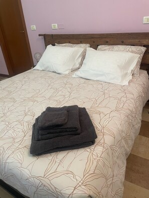 Habitación doble Confort, patio, vista al jardín | Caja de seguridad en la habitación y wifi gratis