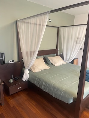 Quarto casal luxo, varanda, vista para o jardim | Cofres nos quartos, Wi-Fi de cortesia
