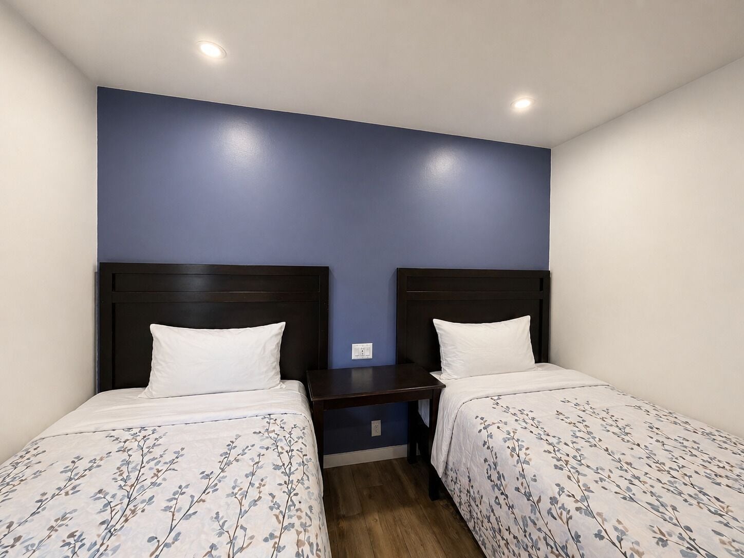 مكتب ومساحة عمل للكمبيوتر المحمول وواي فاي مجانًا وملاءات أسرّة