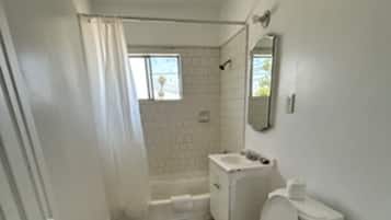 Suite estudio Deluxe | Baño | Toallas, jabón, shampoo, papel de baño