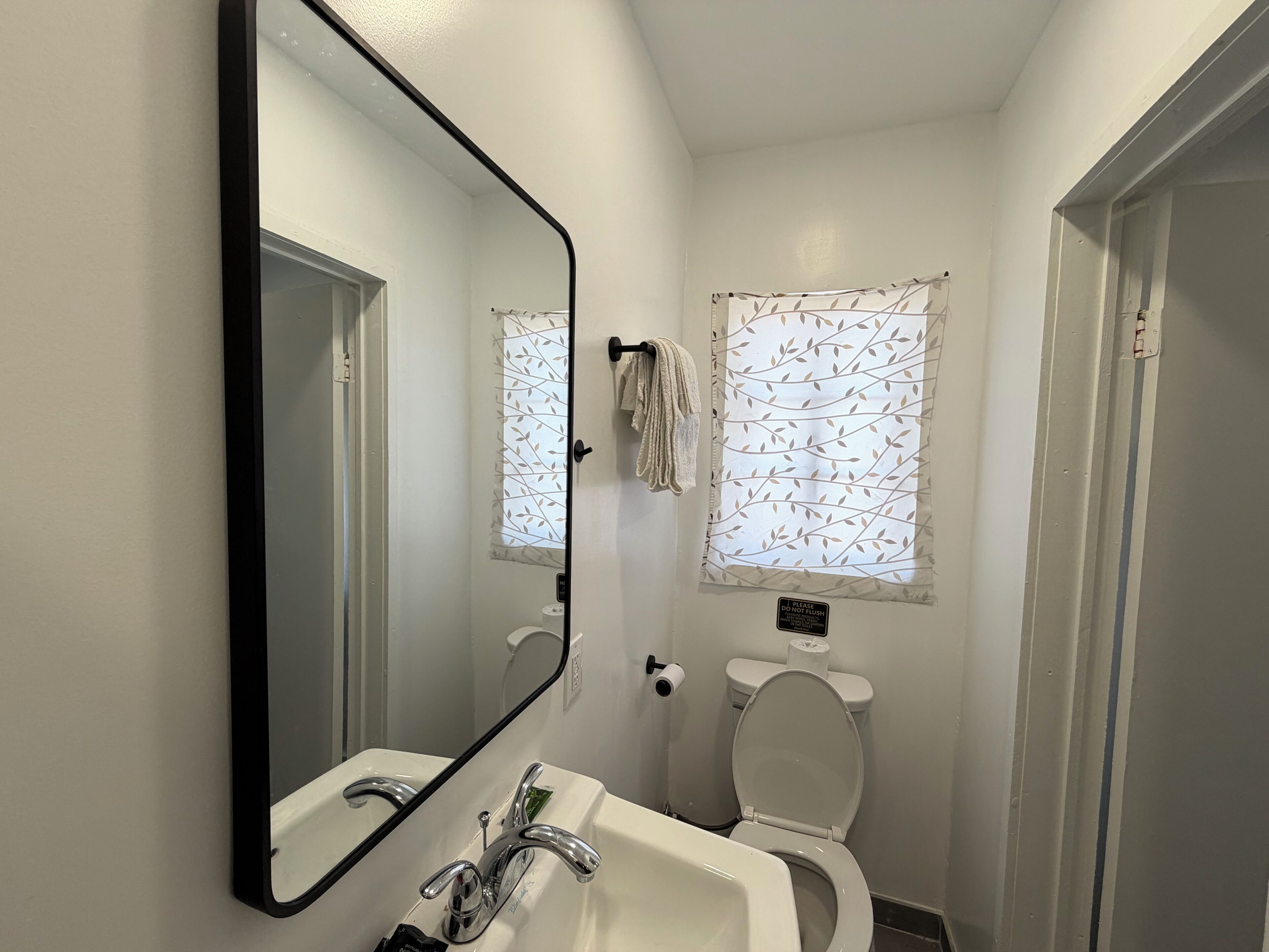 Chuveiro, toalhas de banho, sabonete, shampoo