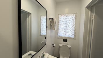 Chuveiro, toalhas de banho, sabonete, shampoo