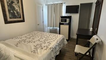 Deluxe Room, 1 Queen Bed, Non Smoking | Desk, laptop workspace, free WiFi, bed sheets