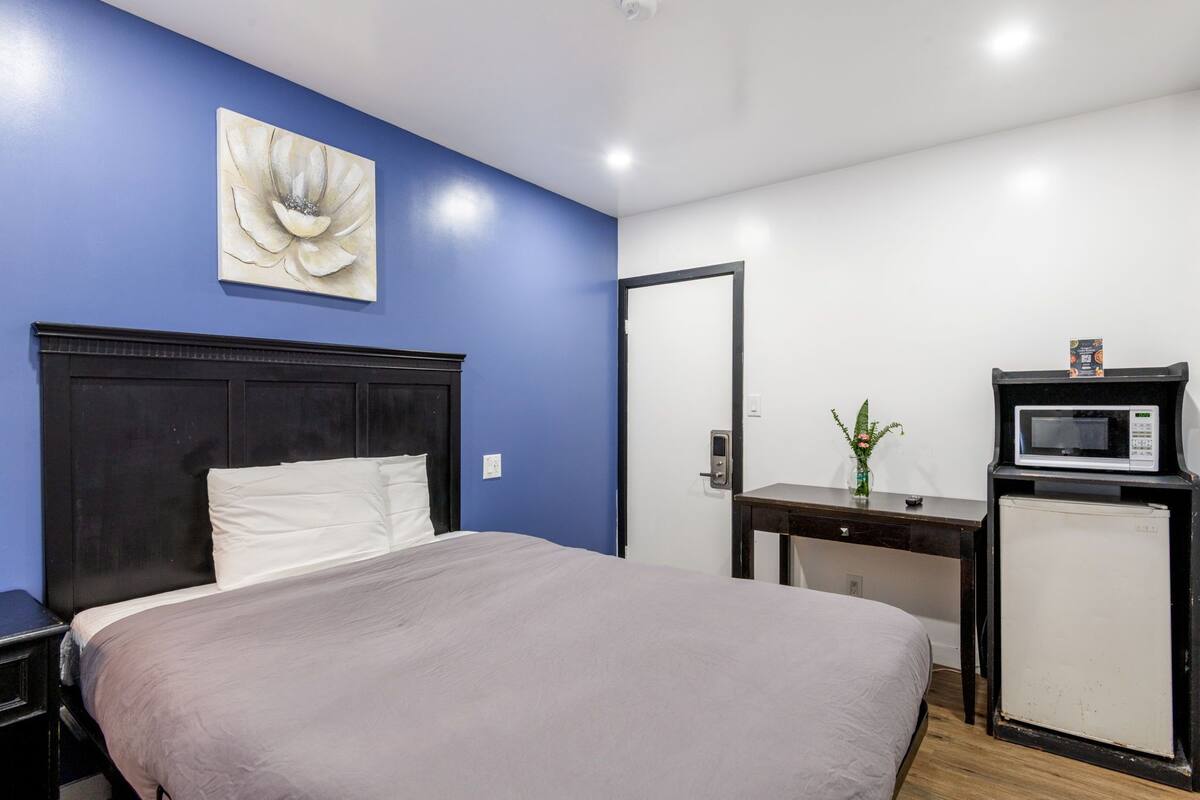 Desk, laptop workspace, WiFi (free), bed sheets