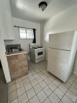 Deluxe Studio Suite | Private kitchen | Microwave