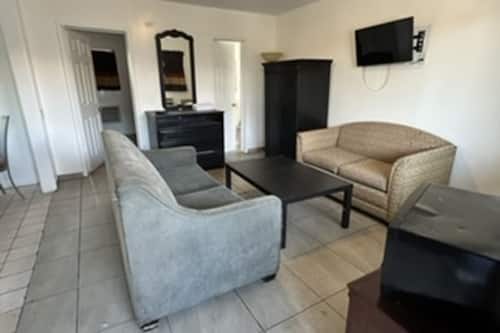 Deluxe Studio Suite | Desk, laptop workspace, free WiFi, bed sheets