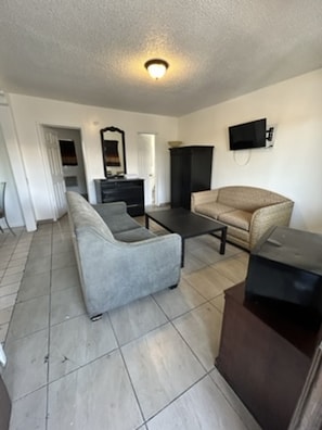 Deluxe Studio Suite | Desk, laptop workspace, free WiFi, bed sheets - Encore Inn Inglewood (Inglewood)