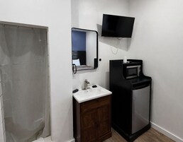 Escritorio, espacio para trabajar con laptop y wifi gratis 