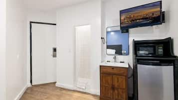 Habitación cuádruple económica, 2 camas matrimoniales, para no fumadores | Baño | Toallas, jabón, shampoo, papel de baño