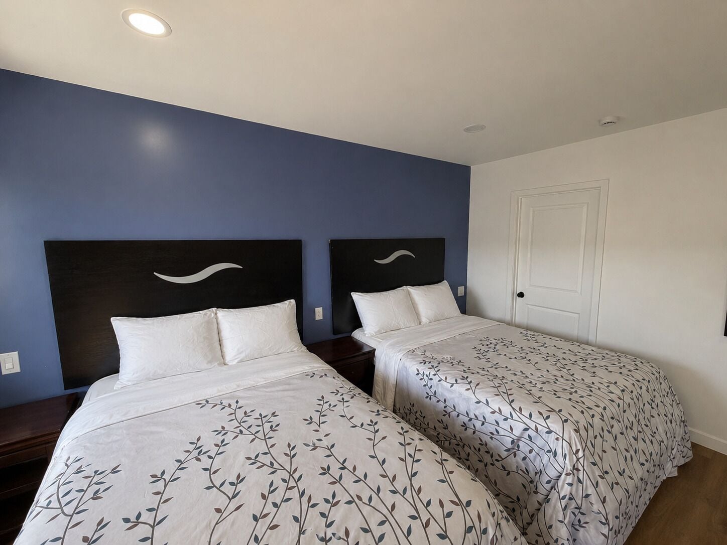 مكتب ومساحة عمل للكمبيوتر المحمول وواي فاي مجانًا وملاءات أسرّة