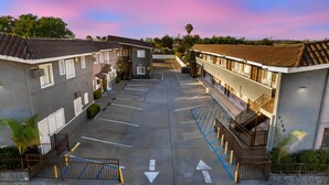 Parking - Encore Inn Inglewood  (Inglewood)