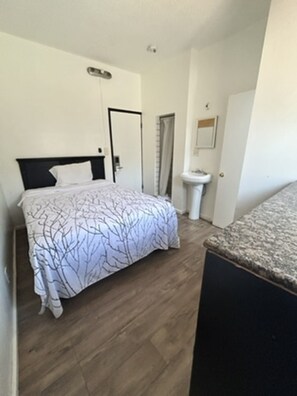 Economy Double or Twin Room, 1 Double Bed | Desk, laptop workspace, free WiFi, bed sheets - Encore Inn Inglewood  (Inglewood)