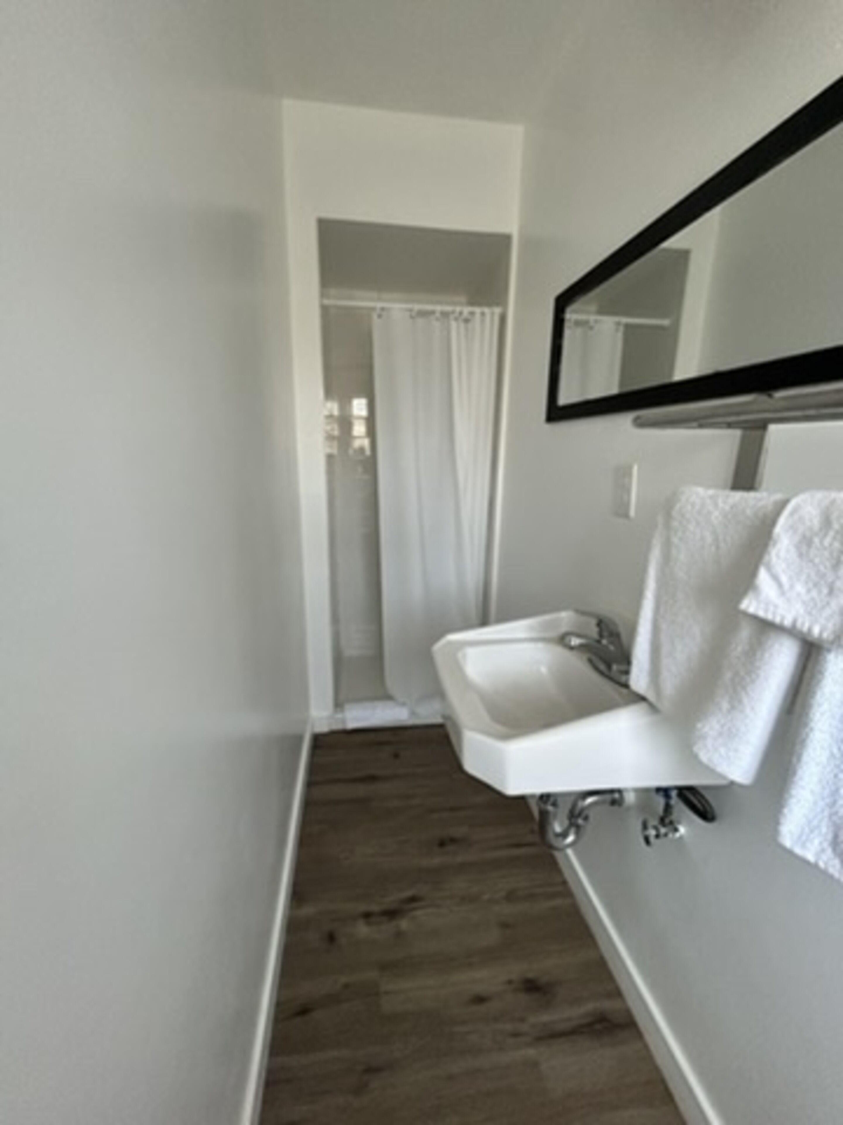 Deluxe Room, 1 Queen Bed, Non Smoking | Bathroom | Shower, towels, soap, shampoo