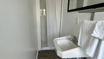 Deluxe Room, 1 Queen Bed, Non Smoking | Bathroom | Shower, towels, soap, shampoo