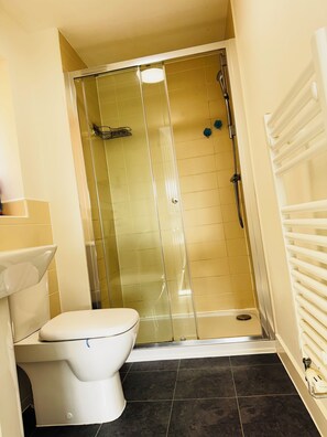 Shower, hair dryer, bidet, towels - Spacious Family Retreat in Serene Taunton | Sleeps 8 | Near Town & Countryside (Norton Fitzwarren)