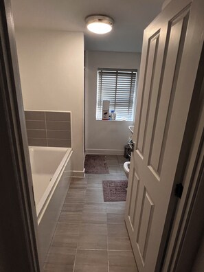Douche, sèche-cheveux, bidet, serviettes fournies