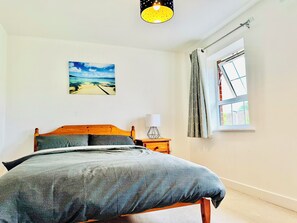 4 quartos, ferros/tábuas de passar roupa, berço de viagem