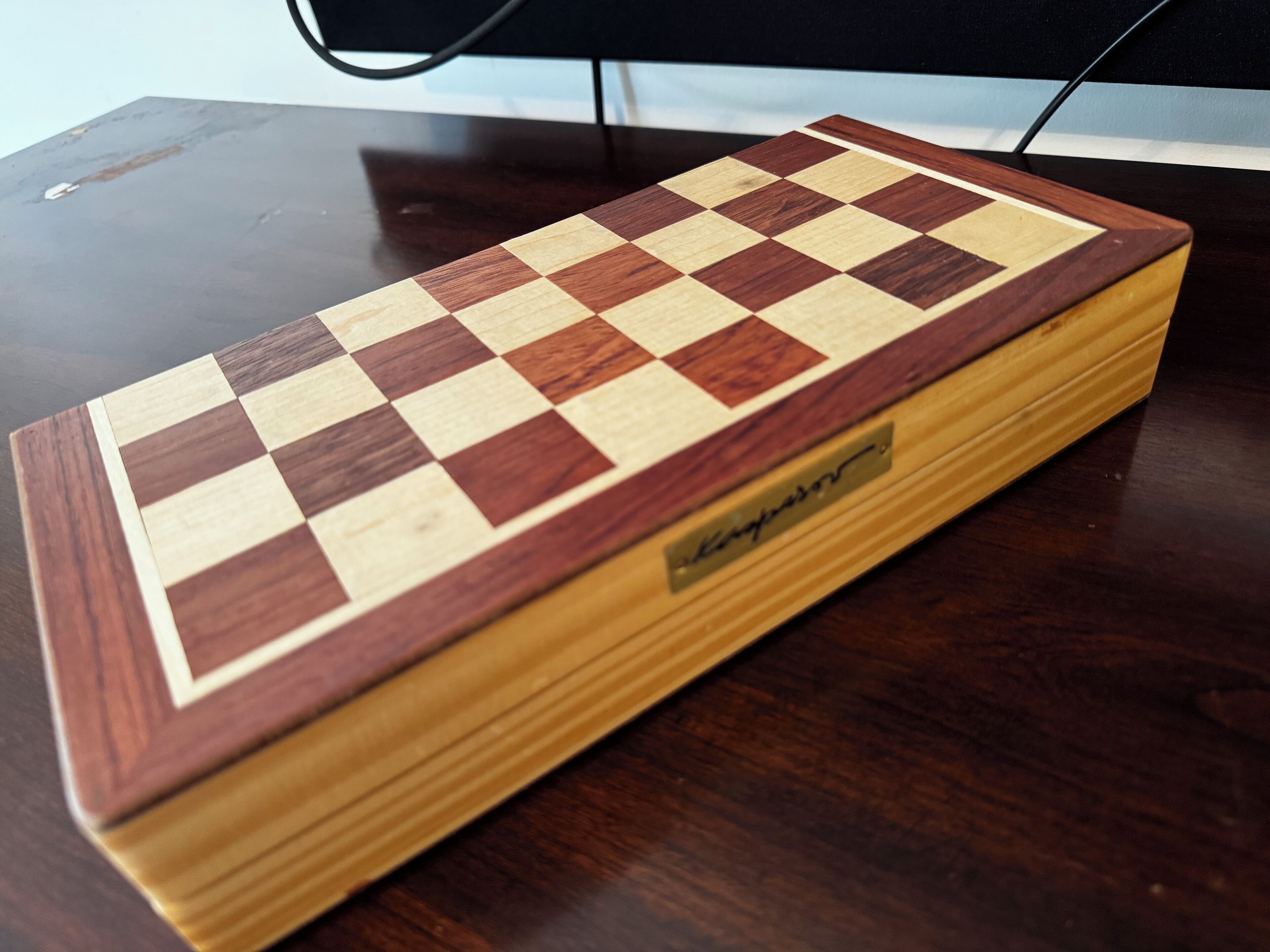 Een schaakbord op een houten tafel.