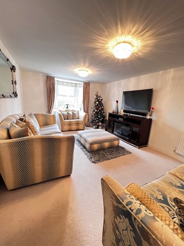 Spacious Family Retreat in Serene Taunton | Sleeps 8 | Near Town & Countryside