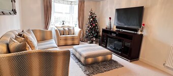 Spacious Family Retreat in Serene Taunton | Sleeps 8 | Near Town & Countryside