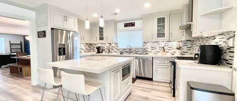 ثلاجة، ميكروويف، فرن، موقد طهي مسطح