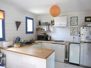 Kylskåp, mikrovågsugn, diskmaskin och brödrost