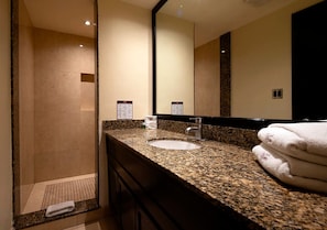 Quarto luxo | Banheiro | Secador de cabelo, toalhas de banho, sabonete, shampoo