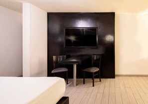 Soundproofing, free WiFi, bed sheets - Motel Olimpo (Mexicali)