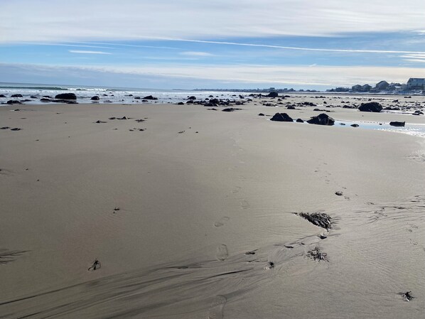 Nära stranden och solstolar