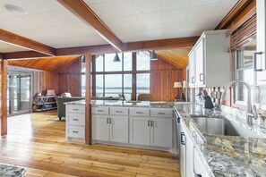 Microwave, oven, stovetop, dishwasher - Round Rock Cabin-Rustic Charm for Family Gatherings (Farmerville)