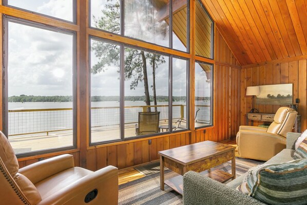 Smart TV - Round Rock Cabin-Rustic Charm for Family Gatherings (Farmerville)