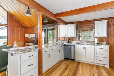 Round Rock Cabin-Gorgeous 4-Bdrm Cabin with Screened Porch & Stunning Lake Views