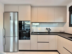 Jääkaappi, mikroaaltouuni, astianpesukone