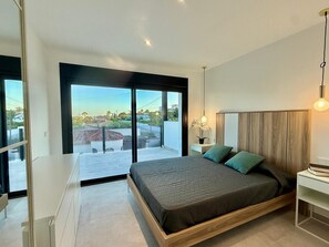 4 bedrooms, iron/ironing board, free WiFi, bed sheets