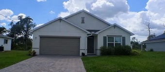 Newley Built Cozy 4-bedroom house in Port Charlotte