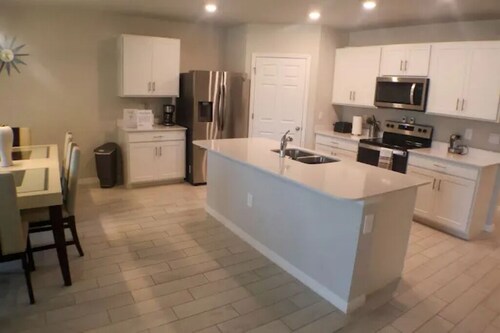 Newley Built/Heated Pool/Pet Friendly/ Close to Beach