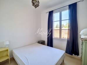 4 عدّة غرف نوم ومكواة/لوح كي وواي فاي وملاءات أسرّة