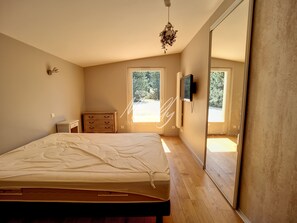 4 室のベッドルーム、アイロン / アイロン台、WiFi、ベッドシーツ