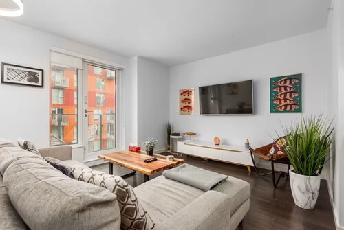 5 Mins to DT | Strathcona Condo | Keyless Entry | Patio