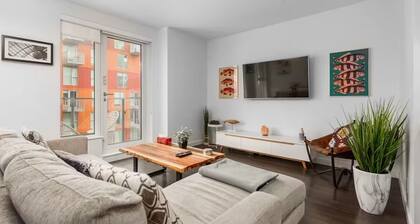 5 Mins to DT | Strathcona Condo | Keyless Entry | Patio