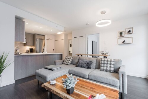 5 Mins to DT | Strathcona Condo | Keyless Entry | Patio