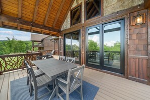 Outdoor dining - Campfire Trail at Eagles Nest - pet friendly, mtn views (Banner Elk)