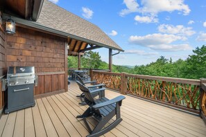 Outdoor dining - Campfire Trail at Eagles Nest - pet friendly, mtn views (Banner Elk)