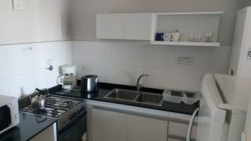 Micro-ondes, four, plaque de cuisson
