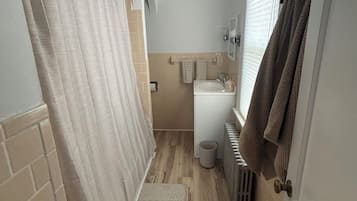 SĂšche-cheveux, serviettes fournies, papier toilette