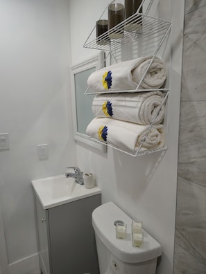 Haartrockner, Handtücher, Seife, Toilettenpapier